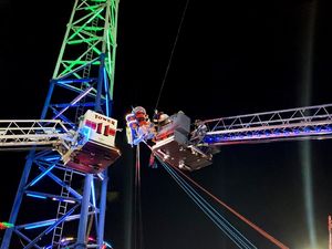 Ngeri Banget! Wahana Rusak, Dua Remaja Tergantung di Ketinggian 12 Meter