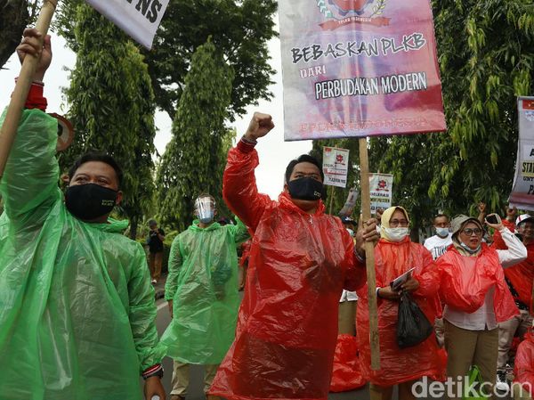 Pakai Jas Hujan, Ratusan Petugas KB Tuntut Status PNS