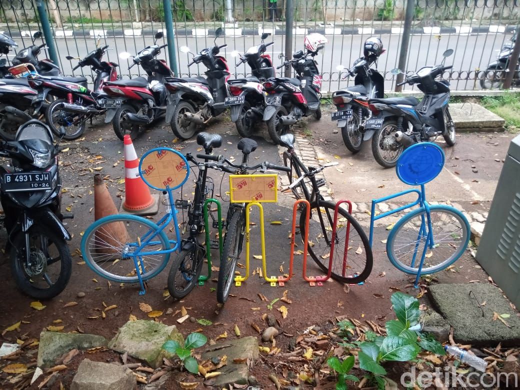 Parkiran sepeda di Stasiun Duren Kalibata, 29 Maret 2021. (Kadek Melda Luxiana/detikcom)