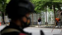 Olah TKP, Polisi Kumpulkan Sisa Serpihan Bom Makassar