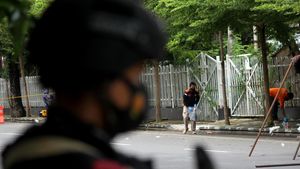Olah TKP, Polisi Kumpulkan Sisa Serpihan Bom Makassar