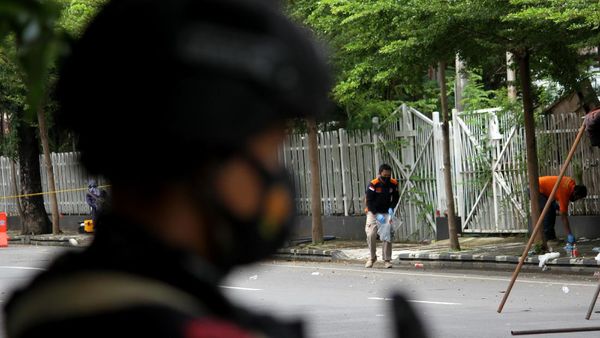 Olah TKP, Polisi Kumpulkan Sisa Serpihan Bom Makassar
