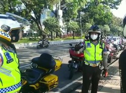 Enggak Dikawal Polisi Lagi, Pemoge Nekat Pakai Rotator Sendiri, Emang Boleh?