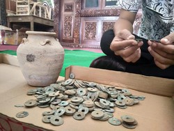Guci Isi Ratusan Uang Kepeng Diduga Asal China Ditemukan di Jepara