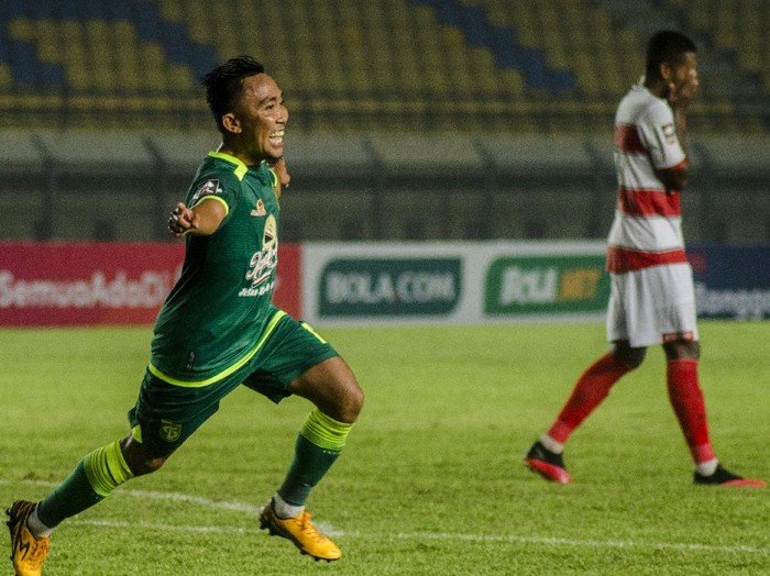 Pesepak bola Persebaya Surabaya Rendi Irwan (kiri) berselebrasi usai membobol gawang Madura United pada laga lanjutan grup C Piala Menpora 2021 di Stadion Si Jalak harupat, Kabupaten Bandung, Jawa Barat, Minggu (28/3/2021). Persebaya Surabaya kalahkan Madura United dengan skor akhir 2-1. ANTARA FOTO/Novrian Arbi/wsj.