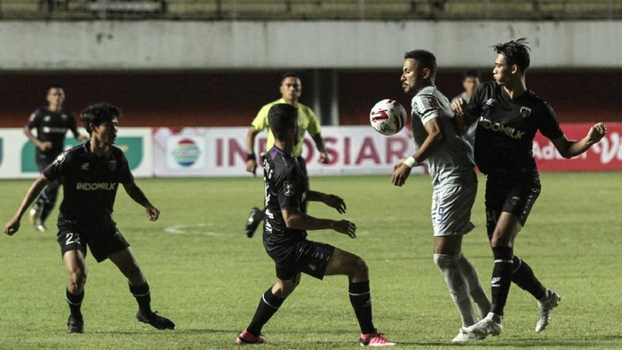 Pesepak bola Persib Bandung Wander Luiz (dua kanan) mencoba melewati sejumlah pesepak bola Persita Tangerang saat pertandingan Piala Menpora di Stadion Maguwoharjp, Sleman, DI Yogyakarta, Senin (29/3/2021). ANTARA FOTO/Hendra Nurdiyansyah/rwa.