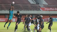 Persib membuka keunggulan di menit ke-15. Menerima umpan matang Wander Luiz di kotak penalti Persita, Esteban Vizcarra mencatatkan namanya di papan skor usai sepakan mendatarnya gagal diantisipasi Yogi Triana.
