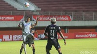 GOL LAGI! Persib menggandakan keunggulan di menit ke-35. Wander Luiz dengan cerdik mengirim umpan kepada Frets Butuan yang berlari bebas di sisi kiri. Bebas tak terkawal di kotak penalti Persita, Frets menuntaskannya dengan sepakan keras yang bersarang di pojok kanan gawang Persita.
