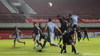 Di Stadion Maguwoharjo, Senin (29/3/2021), tiga gol kemenangan Persib dicetak oleh Esteban Vizcarra (15), Frets Butuan (35), dan Ezra Walian (62).