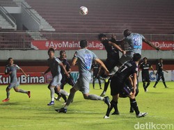 Di Stadion Maguwoharjo, Senin (29/3/2021), tiga gol kemenangan Persib dicetak oleh Esteban Vizcarra (15), Frets Butuan (35), dan Ezra Walian (62).