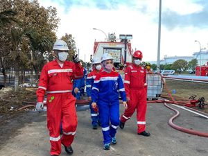 Tinjau Kilang Balongan, Dirut Pertamina: Area Lain Aman, Api Mengecil Tinjau Kilang Balongan, Dirut Pertamina: Area Lain Aman, Api Mengecil