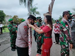 Pangdam XII Tanjungpura & Kapolda Kalteng Terima Gelar dari Suku Dayak