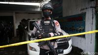 Polisi Bersenjata Laras Panjang Jaga Lokasi Penggerebekan di Condet