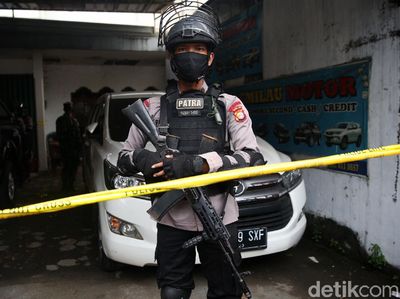 Polisi Bersenjata Laras Panjang Jaga Lokasi Penggerebekan di Condet