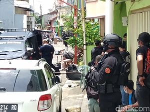 Rumah Digerebek Polisi di Bontoala Makassar Kontrakan Pelaku Bom Bunuh Diri Rumah Digerebek Polisi di Bontoala Makassar Kontrakan Pelaku Bom Bunuh Diri