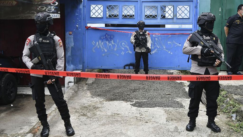 Polisi Juga Gerebek dan Tangkap Terduga Teroris di Bekasi Polisi Juga Gerebek dan Tangkap Terduga Teroris di Bekasi