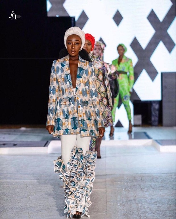Potret Abena Appiah saat berlenggok di atas catwalk (foto: instagram.com/abenaakuaba)