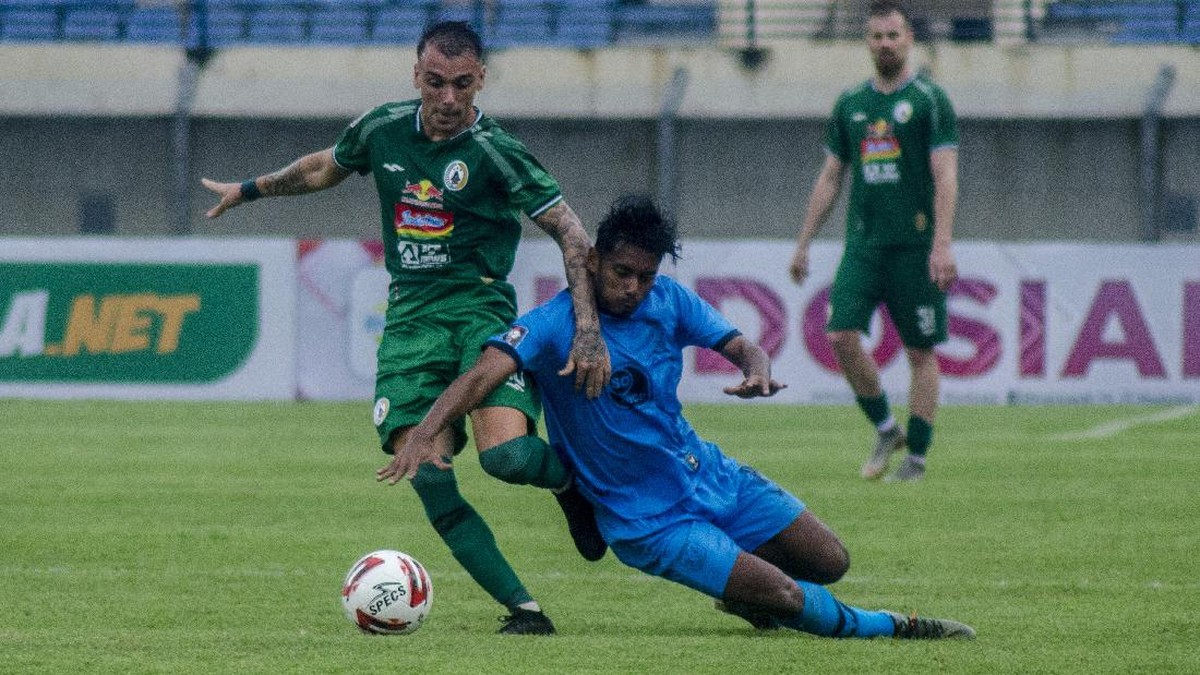 Duel PSS vs Persela berakhir sama kuat. Foto: ANTARA FOTO/NOVRIAN ARBI