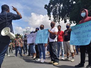 Puluhan Eks Tenaga Outsourcing Demo Walkot Blitar karena Kontrak Kerja Diputus