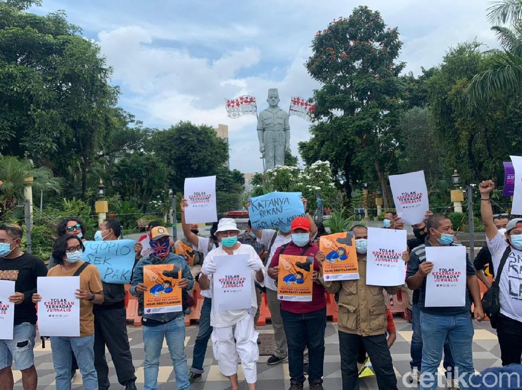 Wartawan Surabaya Demo Minta Polisi Usut Tuntas Kekerasan pada Jurnalis Tempo Wartawan Surabaya Demo Minta Polisi Usut Tuntas Kekerasan pada Jurnalis Tempo