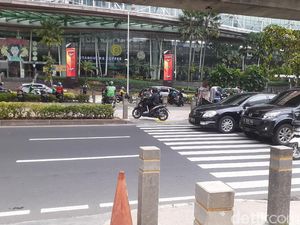 Tanpa Penjagaan, Trotoar Kuningan Jaksel yang Terus Dilanggar Pemotor