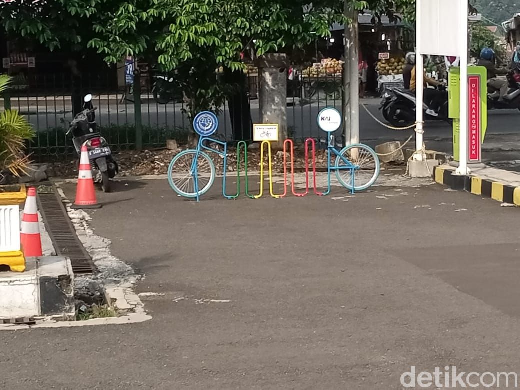 Rak parkir sepeda di Stasiun Lenteng Agung, Jaksel. (Kadek Melda Luxiana/detikcom)