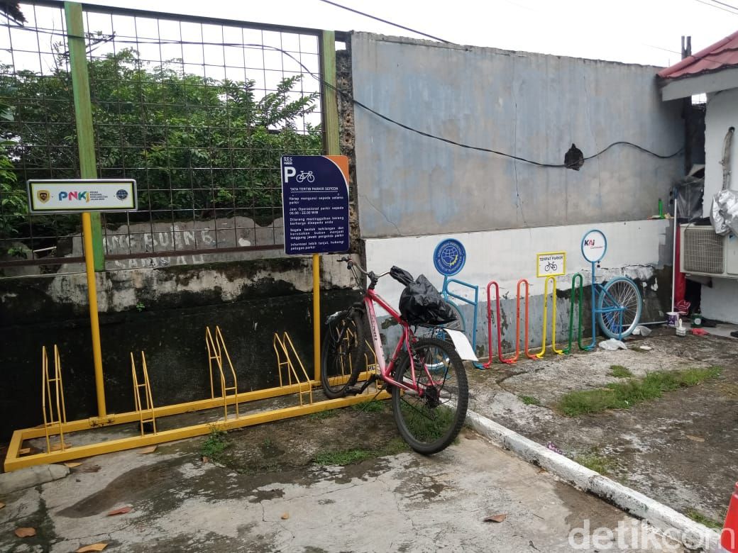 Rak parkir sepeda di Stasiun Pasar Minggu, Jaksel, 29 Maret 2021. (Kadek Melda Luxiana/detikcom)