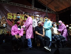 Ratusan Seniman Lamongan Pentaskan Ludruk Lakon Sarip Tambak Oso Usai Divaksin