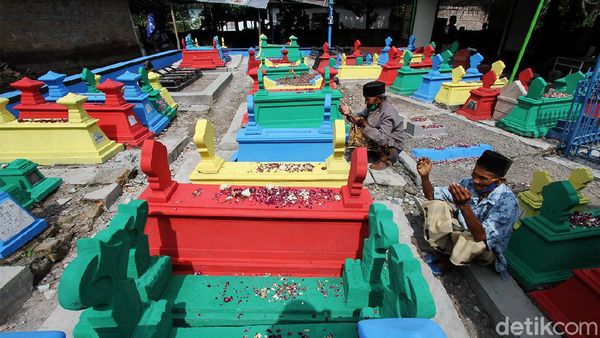 Sadranan di Makam Warna-warni Klaten