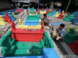 Sadranan di Makam Warna-warni Klaten