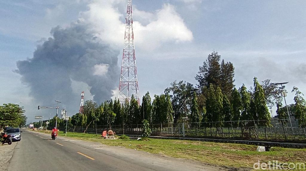 Siang Ini, Asap Masih Membubung di Kilang Pertamina Balongan Siang Ini, Asap Masih Membubung di Kilang Pertamina Balongan