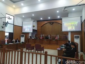 Pengacara Protes Jumhur Hidayat Tak Dihadirkan, Sidang Ditunda Pengacara Protes Jumhur Hidayat Tak Dihadirkan, Sidang Ditunda