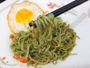 Mencicipi Mie Goreng Hijau Rasa Steak Ayam yang Nagih Banget!