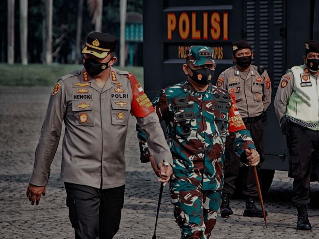 TNI-Polisi Patroli Skala Besar di Jakpus Pascaledakan Bom Makassar TNI-Polisi Patroli Skala Besar di Jakpus Pascaledakan Bom Makassar