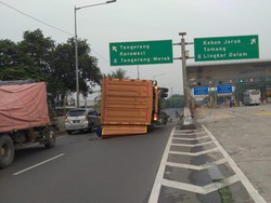 Truk Muatan Cairan Kimia Methanol Tumpah di Tol Meruya, Damkar Siaga