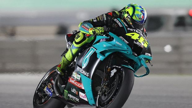 Petronas Yamaha SRT's Italian rider Valentino Rossi drives during the Moto GP Qatar Grand Prix at the Losail International Circuit, in the city of Lusail on March 28, 2021. (Photo by KARIM JAAFAR / AFP)