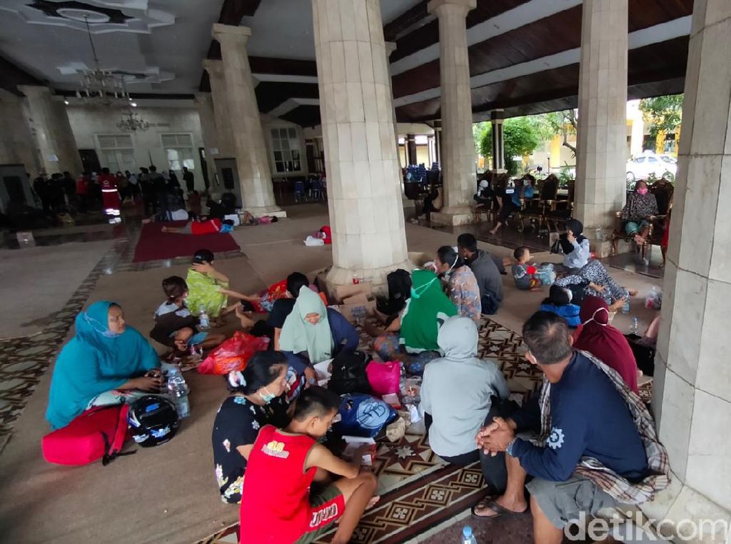 Warga Mengungsi Akibat Kebakaran Kilang Balongan, Ridwan Kamil Ingatkan Prokes