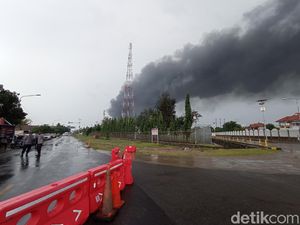 Api Belum Padam, Asap Hitam Masih Membumbung Tinggi di Kilang Pertamina Indramayu Api Belum Padam, Asap Hitam Masih Membumbung Tinggi di Kilang Pertamina Indramayu