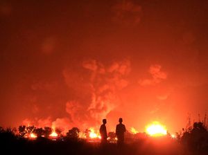 Penampakan Terkini Kilang Balongan yang Terbakar Penampakan Terkini Kilang Balongan yang Terbakar