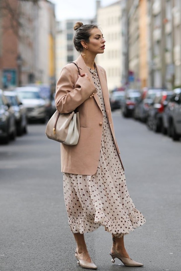 Kamu bisa tampil sederhana dengan pertimbangkan sheer dress motif allover yang membuatnya sedikit kurang terbuka.