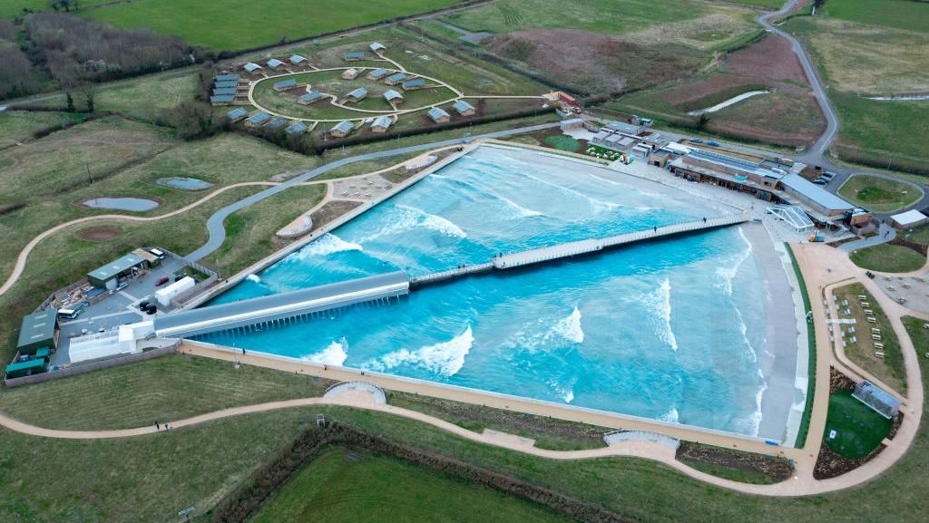 Bukan Kolam Renang, Ini Pusat Selancar di Inggris Bukan Kolam Renang, Ini Pusat Selancar di Inggris