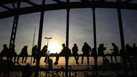 Cara Asyik Warga Jerman Nikmati Matahari Terbenam