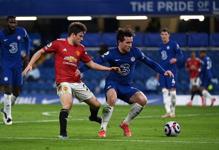 LONDON, ENGLAND - FEBRUARY 28: Daniel James of Manchester United battles for possession with Ben Chilwell of Chelsea during the Premier League match between Chelsea and Manchester United at Stamford Bridge on February 28, 2021 in London, England. Sporting stadiums around the UK remain under strict restrictions due to the Coronavirus Pandemic as Government social distancing laws prohibit fans inside venues resulting in games being played behind closed doors. (Photo by Andy Rain - Pool/Getty Images)