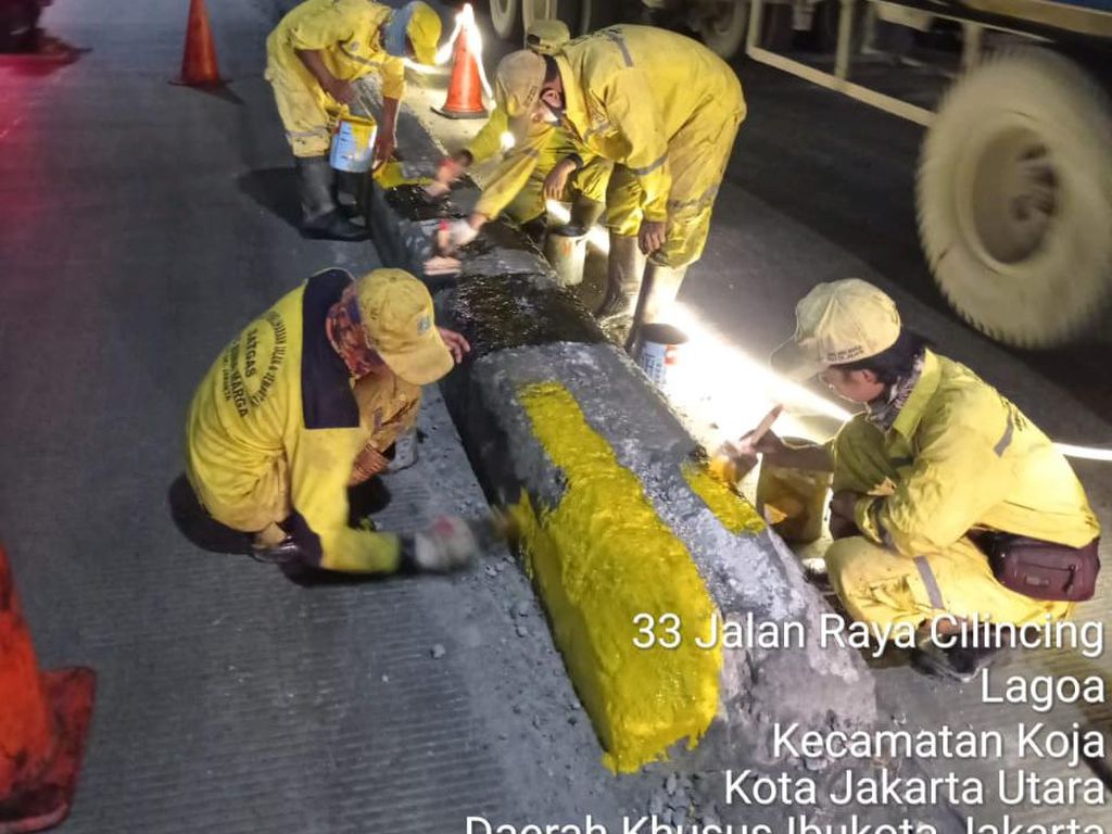 Cegah Kecelakaan, Pembatas Jl Raya Cilincing Dicat Cerah Lagi Cegah Kecelakaan, Pembatas Jl Raya Cilincing Dicat Cerah Lagi