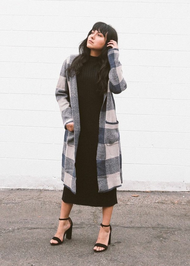 Dress Hitam dan Long Plaid Outer (sumber : pinterest.com/jessakae) Dress Hitam dan Long Plaid Outer (sumber : pinterest.com/jessakae)