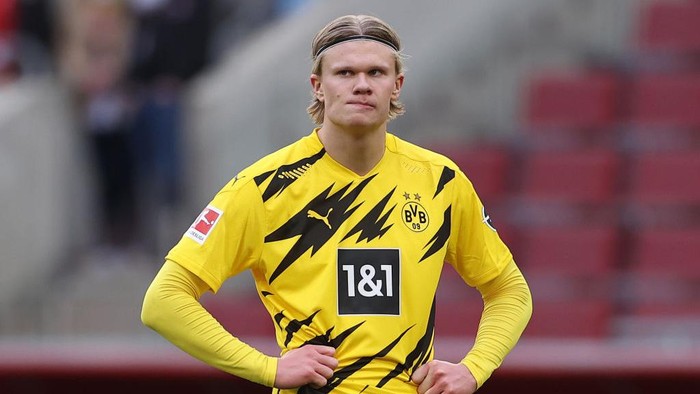 COLOGNE, GERMANY - MARCH 20: Erling Haaland of Dortmund reacts during the Bundesliga match between 1. FC Koeln and Borussia Dortmund at RheinEnergieStadion on March 20, 2021 in Cologne, Germany. (Photo by Lars Baron/Getty Images)