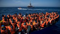 Evakuasi Ratusan Migran di Laut Mediterania