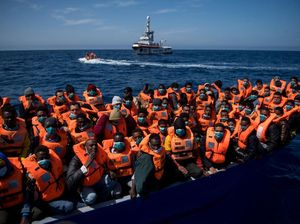 Evakuasi Ratusan Migran di Laut Mediterania