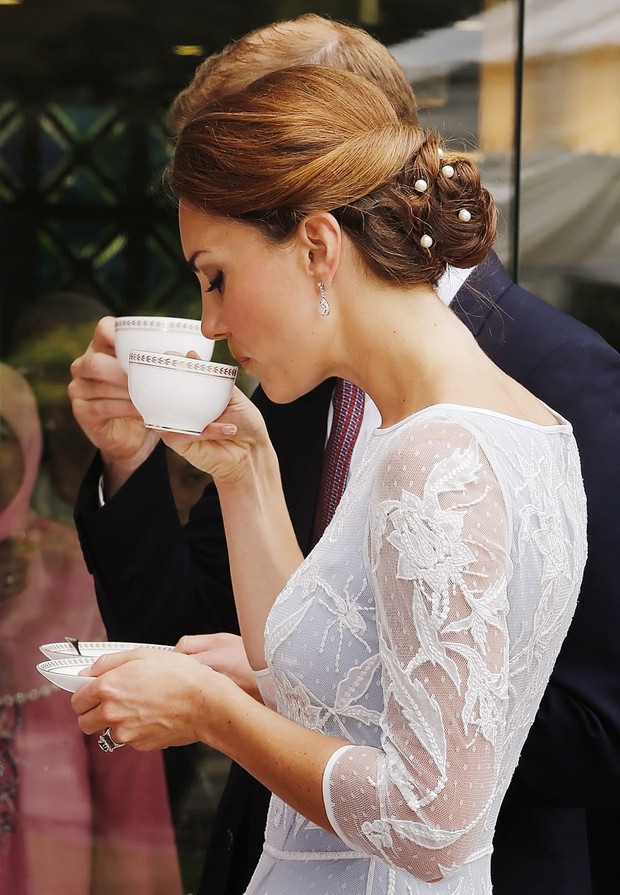 Foto: vogue.com Kate Middleton meminum teh di British High Commission, Kuala Lumpur