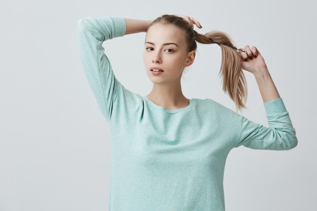 freepik.com cara mengatasi rambut bau saat berhijab